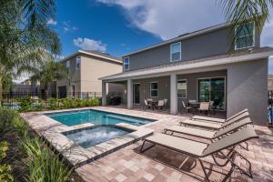 Photo de la galerie de l'établissement Splendid Home with Loft Area & Private Pool near Disney by Rentyl - 7619B, à Orlando
