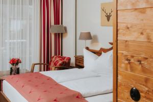 Postel nebo postele na pokoji v ubytování Hotel Drei Quellen Therme