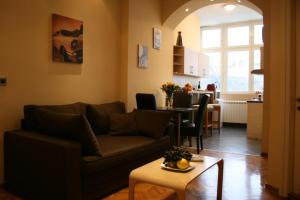 - un salon avec un canapé et une table dans l'établissement Belgrade Stay Apartments, à Belgrade