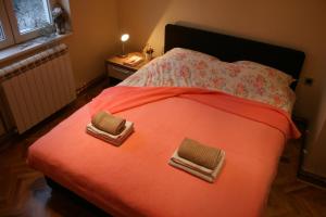 Una cama con dos toallas encima. en Belgrade Stay Apartments, en Belgrado