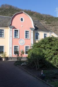 budynek z zegarem na boku w obiekcie Villa Marlene w mieście Treis-Karden