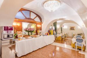 Cette grande chambre dispose d'une table avec de la nourriture. dans l'établissement Raeli Hotel Floridia, à Rome