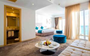 Rúm í herbergi á Hotel Farah Tanger