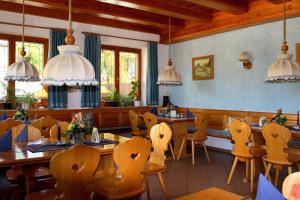 une salle à manger avec des tables et des chaises en bois dans l'établissement Gasthof Alte Schreinerei, à Rothenburg ob der Tauber
