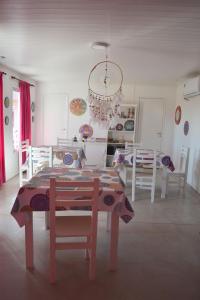 a dining room and kitchen with a table and chairs at Rincón del Alma in Saladillo