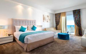 Rúm í herbergi á Hotel Farah Tanger