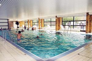 un grupo de personas en una piscina en Ostsee Mobilheime Heideby, en Waabs