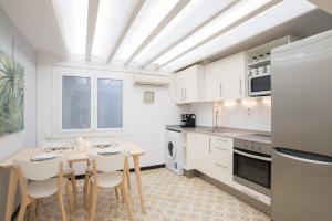 Charming Apartment in Sagrada Familiaにあるキッチンまたは簡易キッチン