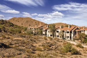 une rangée de maisons au milieu d'une montagne dans l'établissement WorldMark Phoenix - South Mountain Preserve, à Phoenix