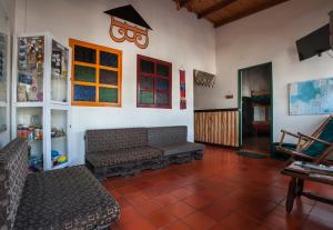 Sala de estar con 2 sofás y mesa en Casa Hospedaje La Bohemia, en Pasto