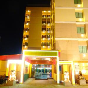 um edifício com um edifício com luzes à frente em Pohseen Grand Palace Hotel em Bang Na