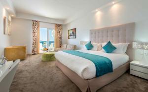 Rúm í herbergi á Hotel Farah Tanger