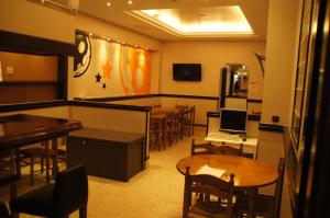 A restaurant or other place to eat at Moon Hostel Bio