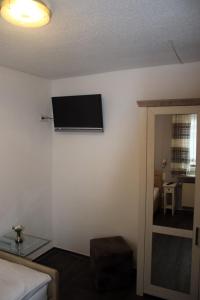 BalveにあるHaus Padbergの壁に薄型テレビが備わる客室です。