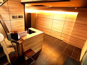 baño con escritorio y cartel en la pared en Hills Hotel Gotanda en Tokio