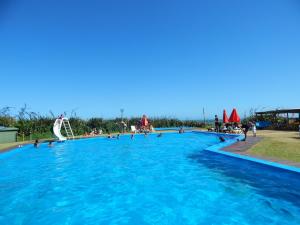 uma grande piscina com pessoas na água em Sotavento Apart Hotel em La Paloma