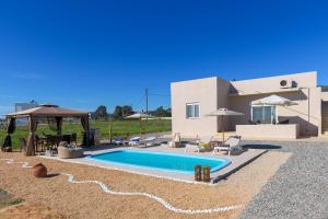 Πισίνα στο ή κοντά στο Gennadi Serenity House- beachfront villa with pool
