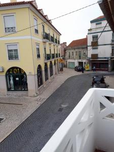 an empty street in a city with buildings at Casa do Centro in Marinha Grande