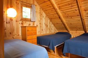 Posteľ alebo postele v izbe v ubytovaní Bungalows Verneda Mountain Resort