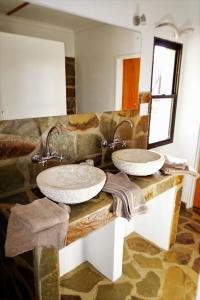 A bathroom at Halala Africa Lodge - Eagle Rock Lodge