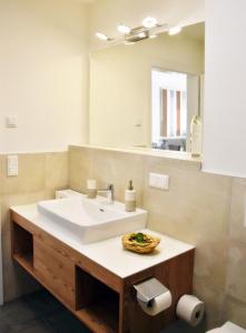 ザンクト・ミヒャエル・イム・ルンガウにあるTROGER special Appartementのバスルーム(洗面台、鏡付)