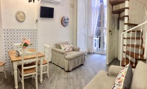 un soggiorno con tavolo e sedia di Casa Ornella Napoli a Napoli