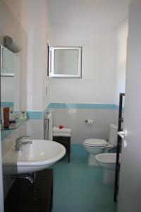 フォンターネ・ビアンケにあるVilla Mediterraneaのバスルーム(洗面台、トイレ付)