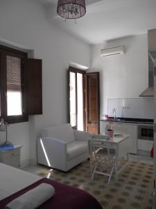 A kitchen or kitchenette at Santa María 12 Boutique Apartamentos