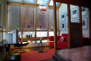 ノールハイムスンにあるHardanger Feriesenter Nesvikaのリビングルーム(赤いソファ、テレビ付)