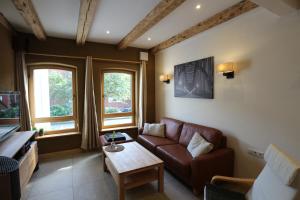 ein Wohnzimmer mit einem Sofa und einem Tisch in der Unterkunft Ferienhaus Lüneburg in Lüneburg