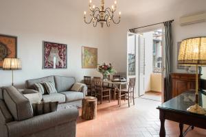 フィレンツェにあるBorgoDeGreci Apartmentsのリビングルーム(ソファ、テーブル付)