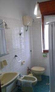 
A bathroom at App.ti Scala Dei Turchi Tetide

