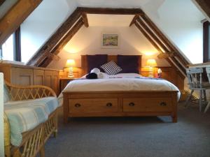A bed or beds in a room at AnchorageWells Holiday Cottage and King Ensuites Room Only