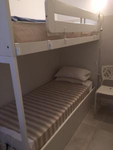 カンヌにあるNapoleonの二段ベッド2台と椅子が備わる客室です。