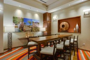 uma grande sala de jantar com uma mesa longa e cadeiras em Cliff Castle Casino Hotel em Camp Verde