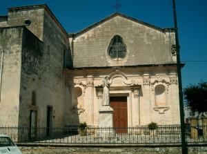 eine alte Kirche mit einem Kreuz auf der Vorderseite in der Unterkunft Casa Vienna in Salice Salentino
