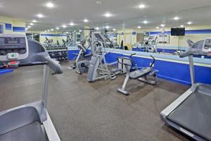 Fitness centrum a/nebo fitness zařízení v ubytování DoubleTree by Hilton Providence Airport Warwick