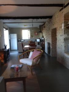 Η κουζίνα ή μικρή κουζίνα στο Gite Maison Narbay +6 φωτογραφίες