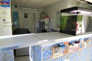 a hospital room with a counter with a fish tank at Centro Vacacional Macenas in Mojácar