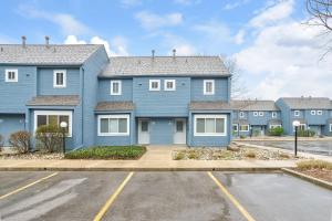 una grande casa blu con parcheggio di Blue Orchid a South Haven