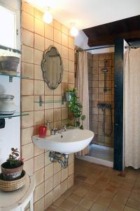 A bathroom at Vico Muccio. Luminosa casa d'epoca
