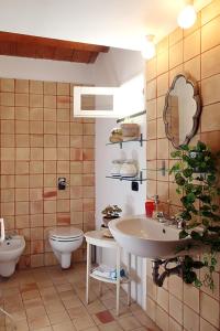 A bathroom at Vico Muccio. Luminosa casa d'epoca