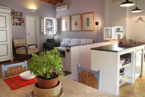 A kitchen or kitchenette at Vico Muccio. Luminosa casa d'epoca