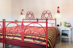 A bed or beds in a room at Vico Muccio. Luminosa casa d'epoca
