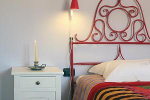 A bed or beds in a room at Vico Muccio. Luminosa casa d'epoca