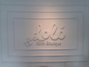 
a white wall with a clock on it at Lolo Hotel Boutique in Mar del Plata
