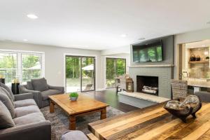Una sala de estar con un sofá y una chimenea. en Rivers Edge, en Saugatuck