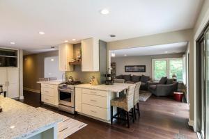 cocina abierta y sala de estar con sofá en Rivers Edge, en Saugatuck