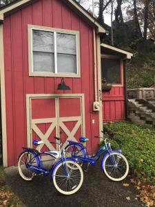 duas bicicletas estacionadas em frente a um barracão vermelho em The Oriole em Saugatuck