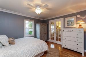 1 dormitorio con 1 cama y ventilador de techo en Water Street Retreat, en Saugatuck